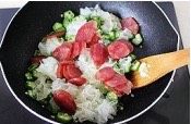 锦上添花,最后加入腊肠翻炒均匀即可出锅