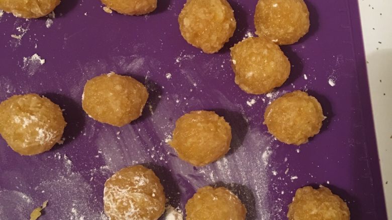 凤梨酥,30分钟后,取少量的粉放在手心将每份凤梨馅搓圆