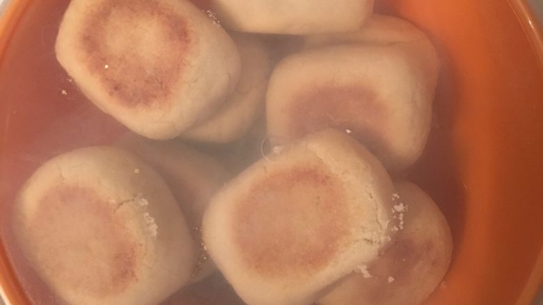 凤梨酥,待凉后,一定要封密保存,以免影响口感松脆……