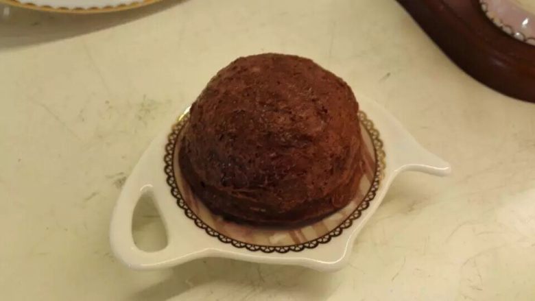 小球,先用过滤器把鸡蛋面粉揉成一团