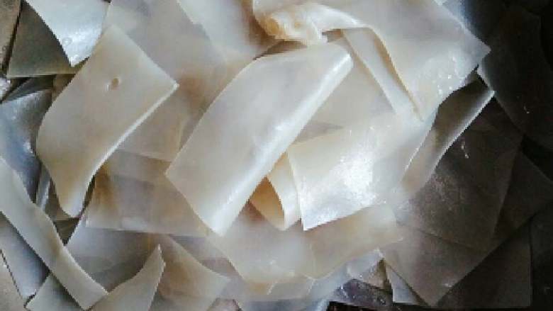 假羊肉,荷节皮提前三小时用温水泡发(淘宝上搜湖南衡阳特产有卖,还可以做成荷节皮肉末),捞出沥水备用