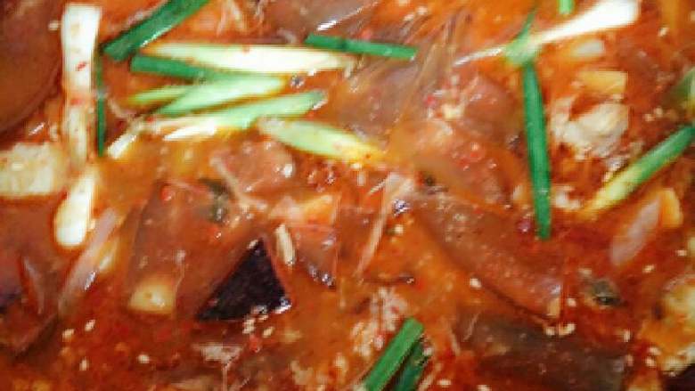 假羊肉,开中火煮5分钟开始调味,放入蚝油、十三香、胡椒粉稍煮片刻,出锅前淋入香油、放青蒜点缀
