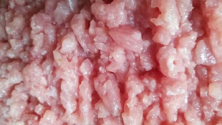 肉末蒸野鲫鱼,鲜肉用手工剁成肉末,这样肉质会更佳。