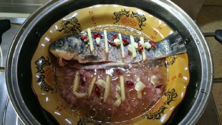 肉末蒸野鲫鱼,放入蒸锅用大火蒸10分钟,闷3分钟。