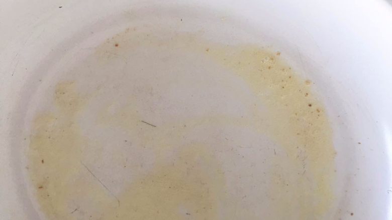坚果鸡蛋薄饼-益智、健脑,越来越聪明……,中温预热煎锅(直径约26厘米),放入少许黄油,将其融化