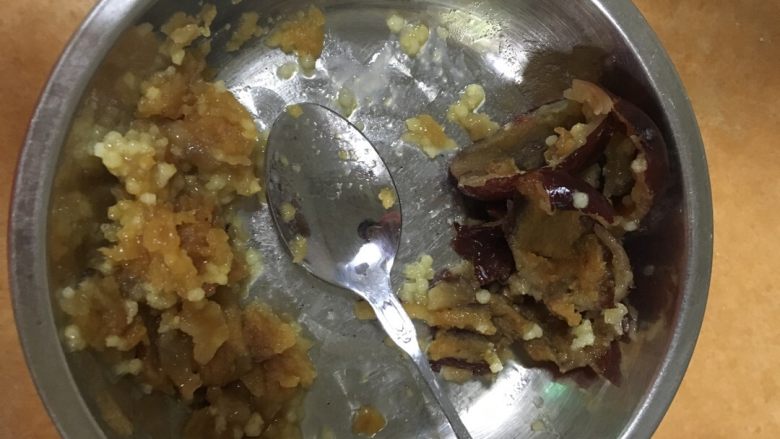 红枣小米粥,将煲熟的红枣用汤匙刮出肉跟小米一起搅拌成泥