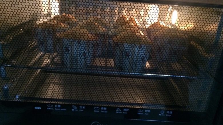 纸杯蛋糕家庭做法,烤箱需预热几分钟,之后把纸杯放入烤箱中,180度上下管同时加热十分钟左右,之后150度上下管同时加热十分钟左右。若烤箱加热速度较快,可适当缩减加热时间。
