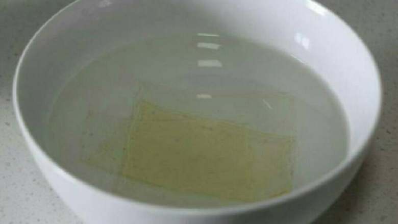 西瓜牛奶布丁,提前把吉利丁片泡软