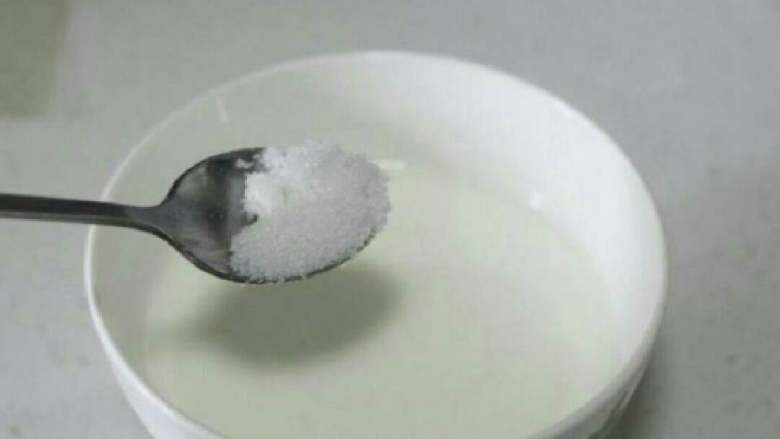 西瓜牛奶布丁,<a style='color:red;display:inline-block;' href='/shicai/ 219'>牛奶</a>加入自砂糖