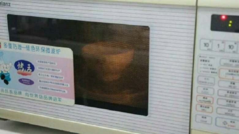 西瓜牛奶布丁,放入微波炉打20秒糖融化