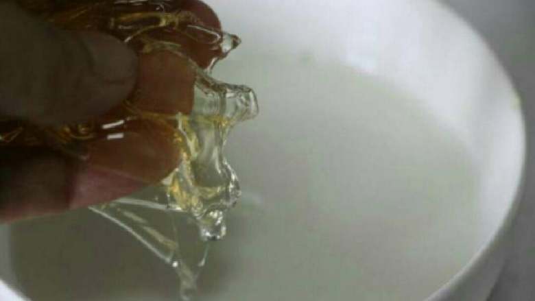 西瓜牛奶布丁,放入泡好的吉利丁片