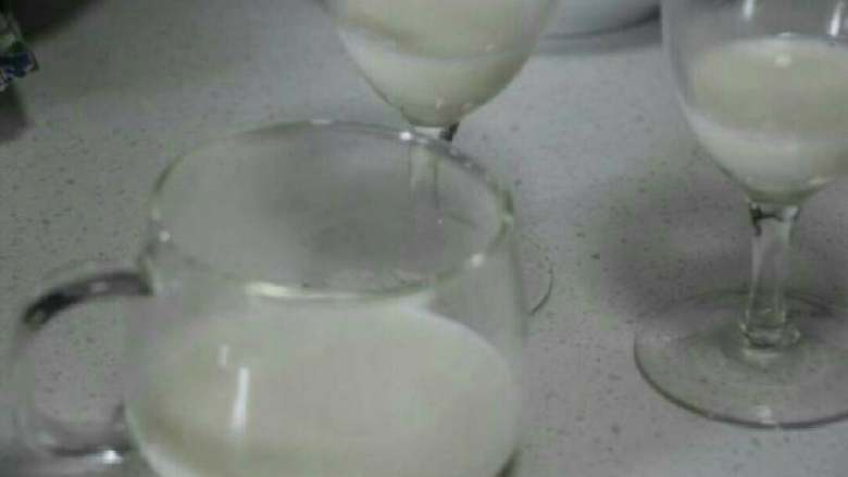 西瓜牛奶布丁,倒入1/3杯，入冰箱冷藏凝固。