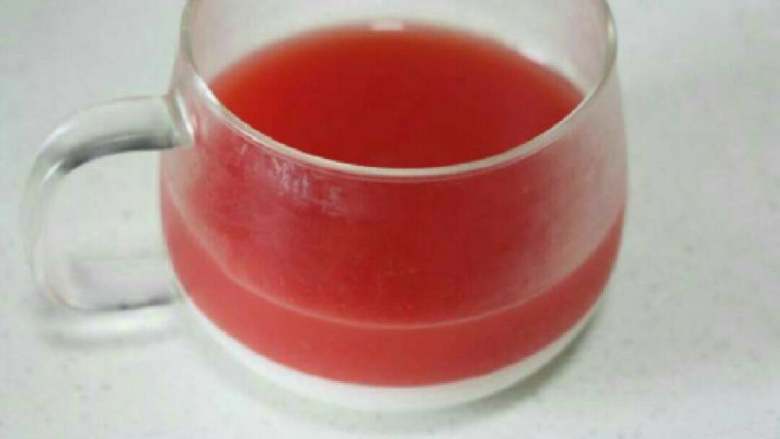 西瓜牛奶布丁,倒入凝固的牛奶中，继续冷藏凝固。