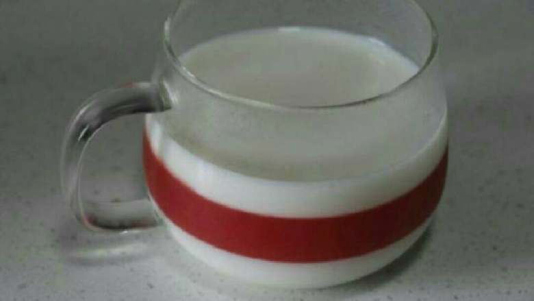 西瓜牛奶布丁,再把最后牛奶倒入，至凝固。