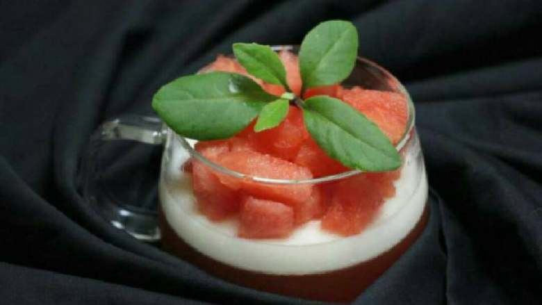 西瓜牛奶布丁,是不是美美哒！你也来做一杯吧😄