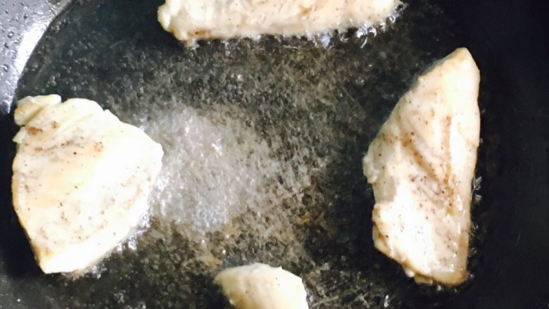鸡肉主厨沙拉,平底锅放少许橄榄油，小火，一定是小火，煎八分钟，双面金黄，用筷子可轻易插透。