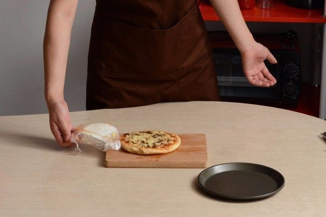 黑椒牛肉披萨,翻转至正面揭掉包装袋即可