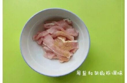 炸里脊肉,用盐和胡椒粉调