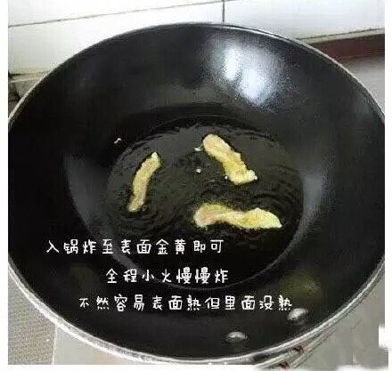 炸里脊肉,入锅炸至两面金黄即可全程小火