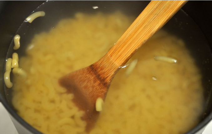 香浓芝士酱通心粉 ,锅子加入水和盐,煮滚后加入<a style='color:red;display:inline-block;' href='/shicai/ 521'>通心粉</a>, 煮到八成熟