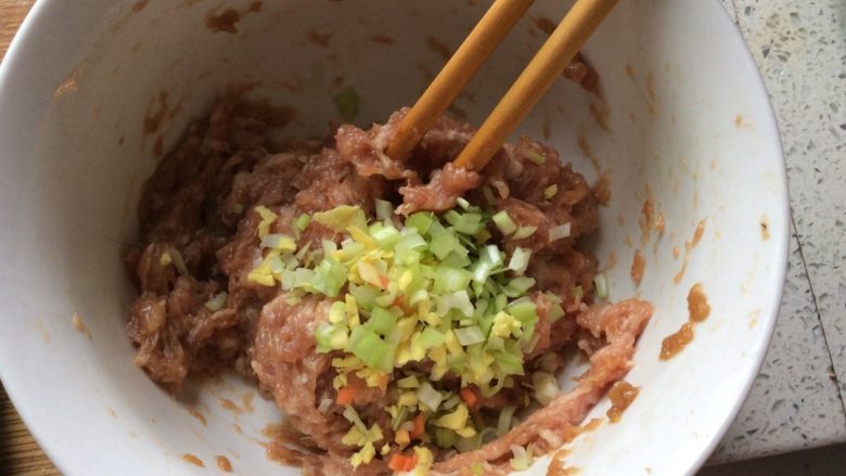 丝瓜肉卷,葱姜和肉搅匀,一个方向搅拌。