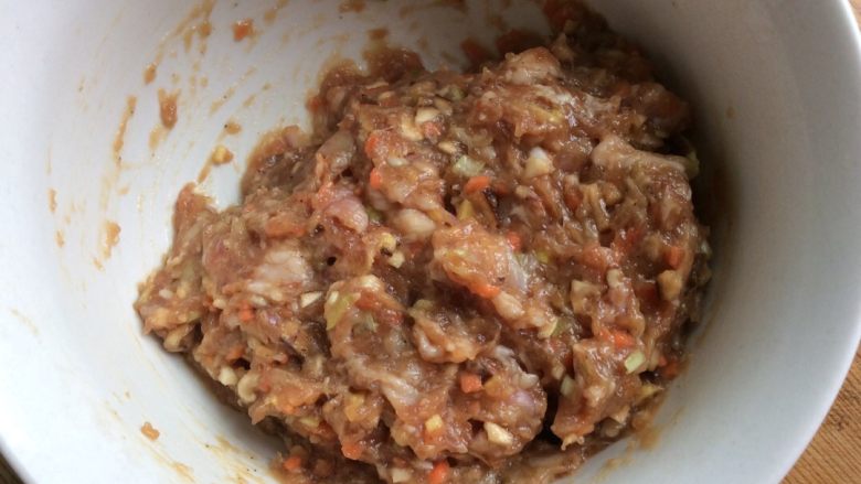 丝瓜肉卷,加入所有的菜和盐,<a style='color:red;display:inline-block;' href='/shicai/ 744'>五香粉</a>,油搅拌均匀