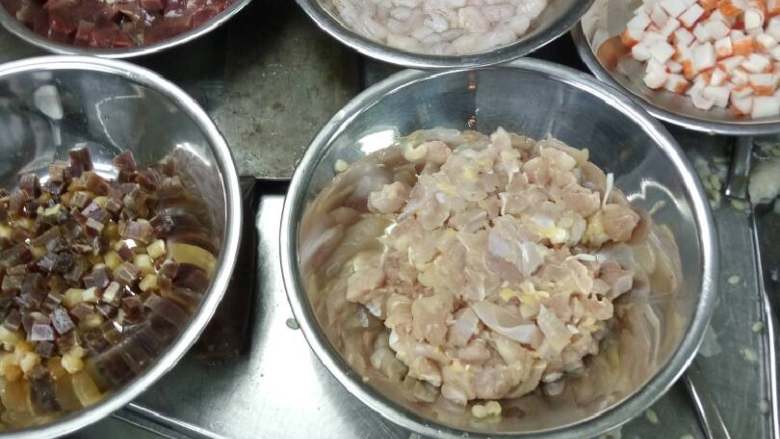 八宝冬瓜盅,将烧鹅骨和鸡腿骨全部放在一起煲滚捞出烧鹅骨鸡腿骨,其余才料和汤水放到冬瓜里面炖2小时就可以了。要想完美关注私聊!