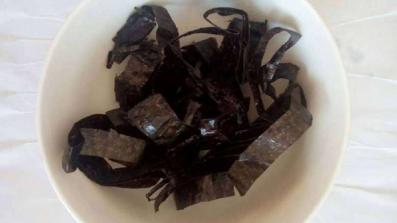 酸辣粉,将大张的海苔切成条,放到碗里备用