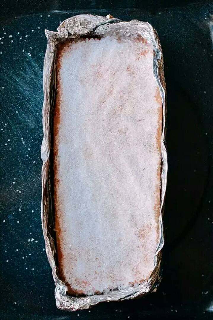 脆皮烧肉,涂抹好后用锡纸包住涂抹了酱汁的部分,放入密闭容器中,在冰箱中冷藏24小时。