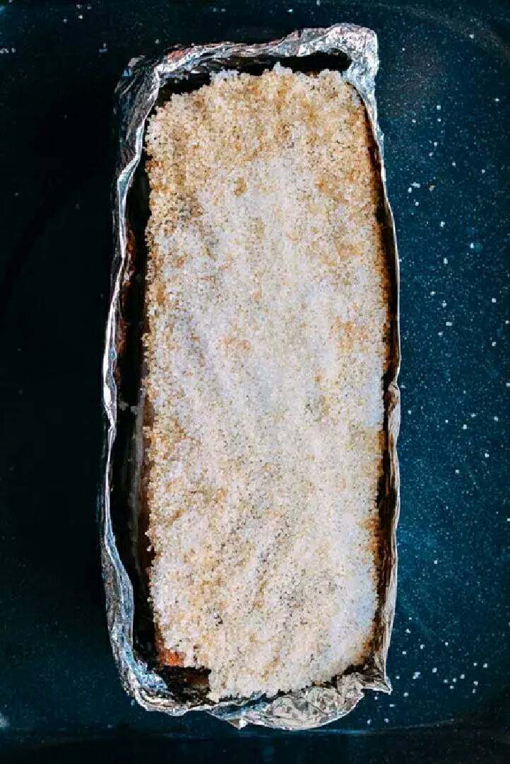 脆皮烧肉,将猪肉从冰箱中取出用纸巾擦干水分,用牙签或钢签在猪皮表面戳出细密的小孔,刷上一层<a style='color:red;display:inline-block;' href='/shicai/ 715'>白醋</a>,在猪皮表面撒上盐粒(大粒海盐最佳),把烤箱预热到220度,将猪肉放入烤箱烤90分钟。