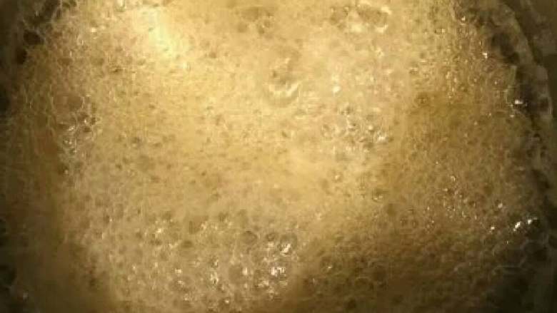 麦芽糖,4、滤出糯米转化的汁液,并用大火熬至粘稠起泡泡。