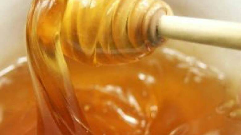麦芽糖,5、麦芽糖凝固后会变成琥珀色的糖块儿,吃时把糖块儿加热,用筷子搅着吃就可以了。