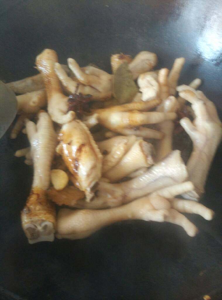 红烧鸡爪🐔,锅中热油  把麻椒 姜蒜  香叶煸香  倒入鸡爪🐔加两勺盐三勺糖