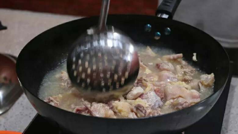 重庆辣子鸡块,入油锅炸一下,炸熟后,大概炸到金黄色,捞出来,继续加热油,至温度较高时,二次入锅炸,这样外酥里嫩。