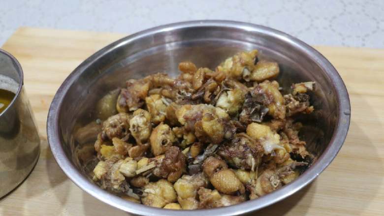 重庆辣子鸡块,全部炸好后,出锅备用。