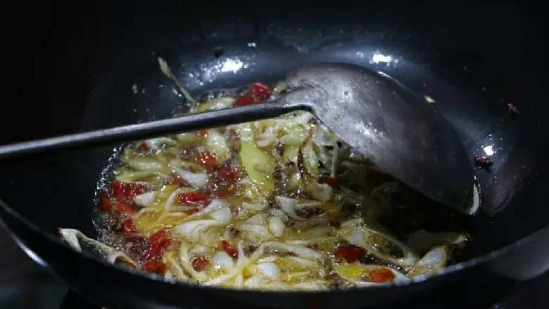 重庆辣子鸡块,另起锅炒料,<a style='color:red;display:inline-block;' href='/shicai/ 3250'>葱</a>丝辣椒这些,这个适合朋友们可以买香辣酥加入。