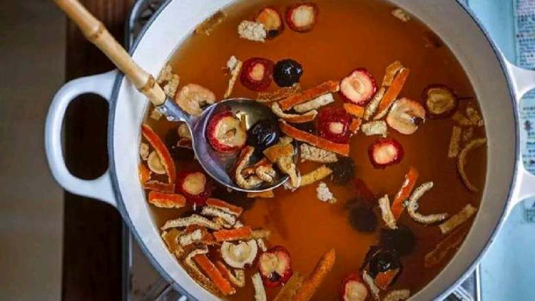 酸梅汤 ,2、将浸泡好的材料连水倒入锅中,加1500-2000ml水大火煮开后,转小火煮40分钟关火,加适量冰糖搅拌至融化后焖10分钟。