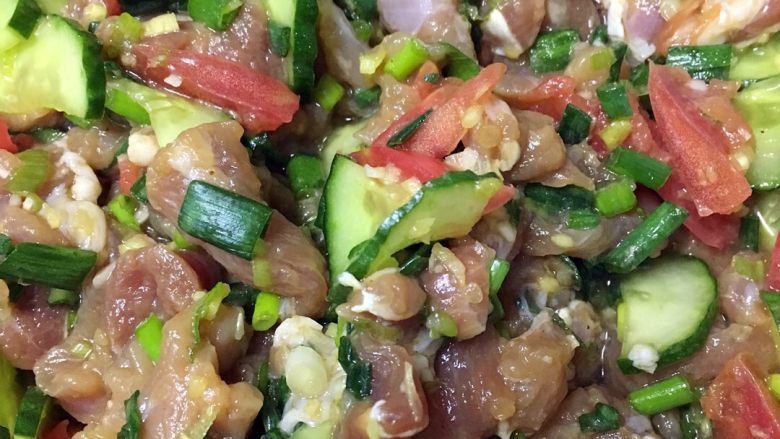 家常肉饼,猪肉切薄片用<a style='color:red;display:inline-block;' href='/shicai/ 718'>料酒</a>和<a style='color:red;display:inline-block;' href='/shicai/ 788'>生抽</a>腌制一会，然后和上述素馅混合，<a style='color:red;display:inline-block;' href='/shicai/ 37'>姜</a>蒜切末，再加适量<a style='color:red;display:inline-block;' href='/shicai/ 788'>生抽</a>、<a style='color:red;display:inline-block;' href='/shicai/ 718'>料酒</a>、麻油、盐，充分搅拌入味