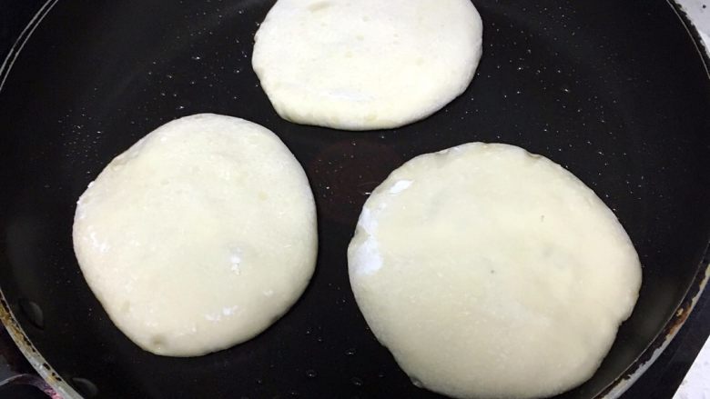 家常肉饼,热锅凉油,将做好的饼均匀放入锅内。