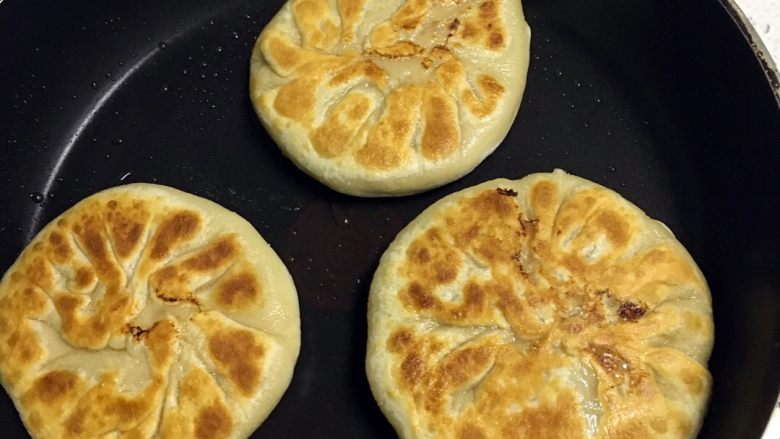 家常肉饼,大约半分钟觉得饼煎的焦黄翻面,这个时间自己评估,我说的只做参考