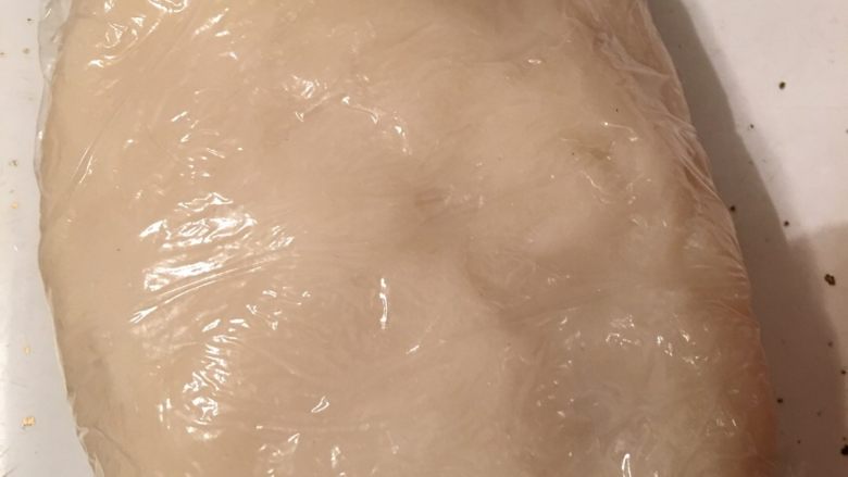 奥利奥雪媚娘,揉完后,再用保鲜膜包裹起来……待凉