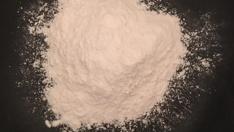 奥利奥雪媚娘,取50克糯米粉放在不粘锅里小火慢炒至稍微变得有点金黄即可,或者用手触摸有点烫就可以了