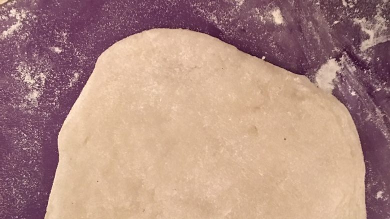 奥利奥雪媚娘,将面团用擀面杖一边擀一边拉,尽量把皮擀大些……如果觉得比较粘,可以沾一些炒熟糯米粉