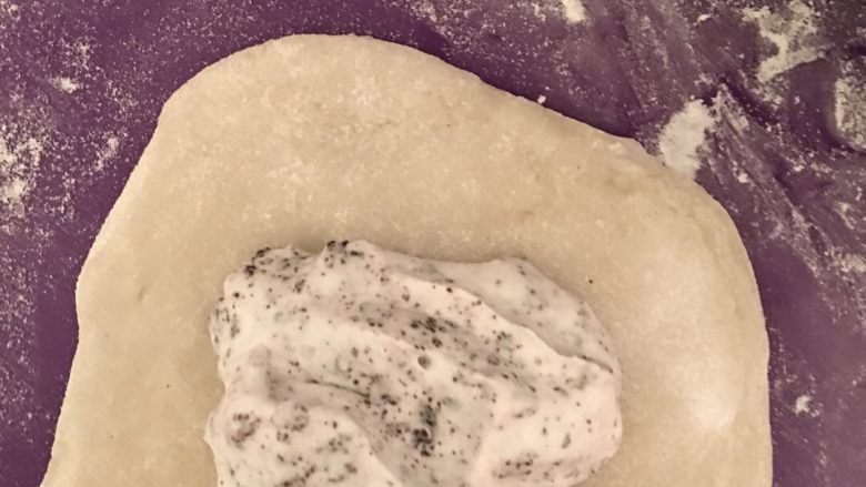 奥利奥雪媚娘,取一张面皮放入一汤勺馅料