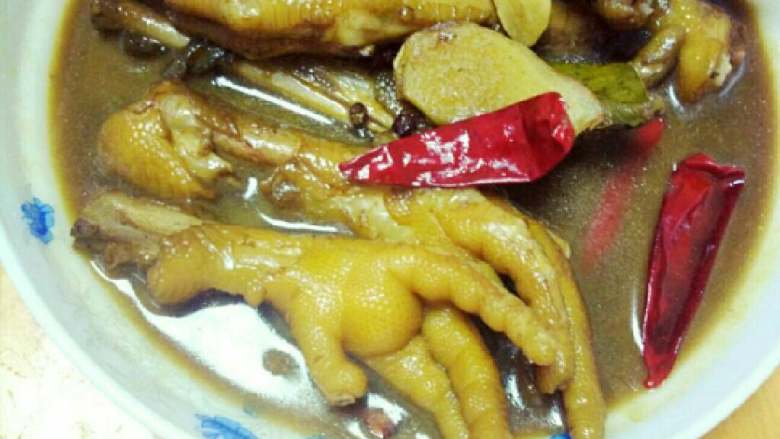 红烧鸡爪🐔,出锅  很香  入味了～