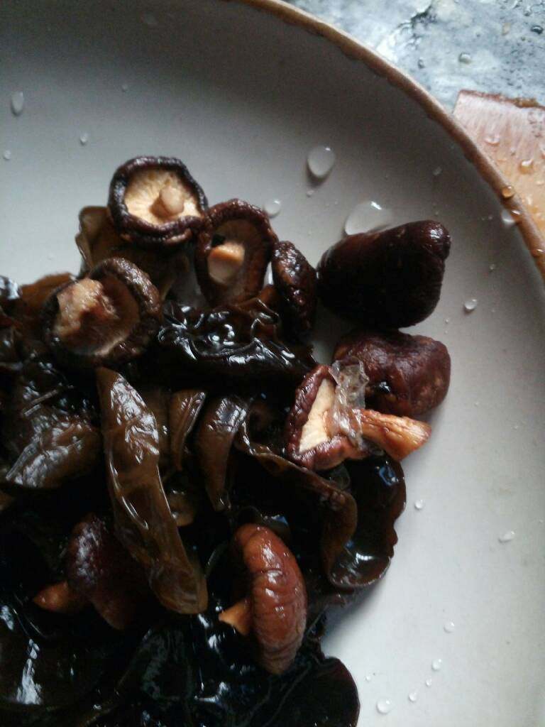 本鸡煲,木耳,香菇水发洗净