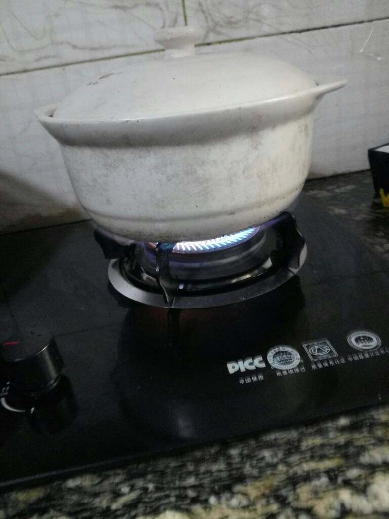 本鸡煲,旺火烧滚,加香菇木耳