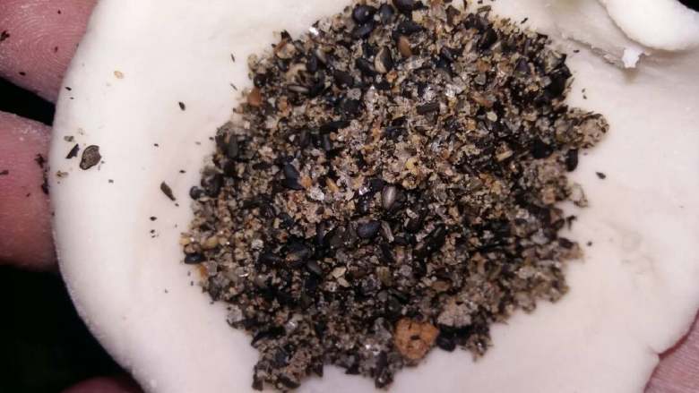 杨梅稞(家乡美食),装入芝麻馅料,