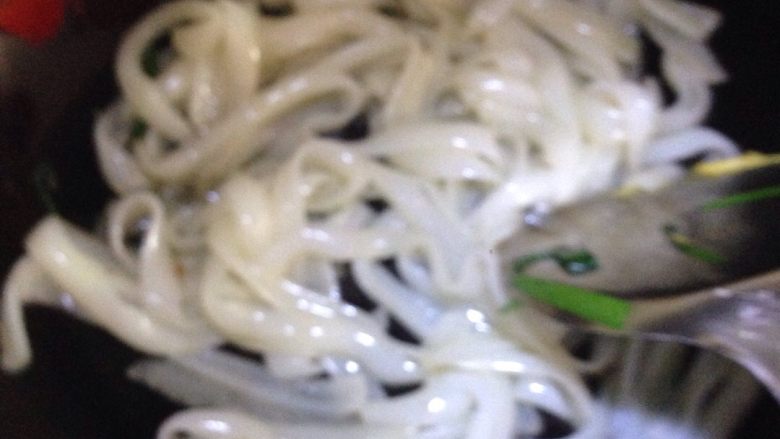 鸡蛋韭菜炒河粉,大火炒散<a style='color:red;display:inline-block;' href='/shicai/ 532'>河粉</a>。