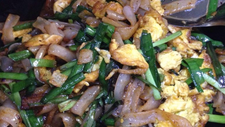 鸡蛋韭菜炒河粉,转大火，加入韭菜鸡蛋混和翻炒。均匀混合后关火，试味，淡了可以加少许盐调味。